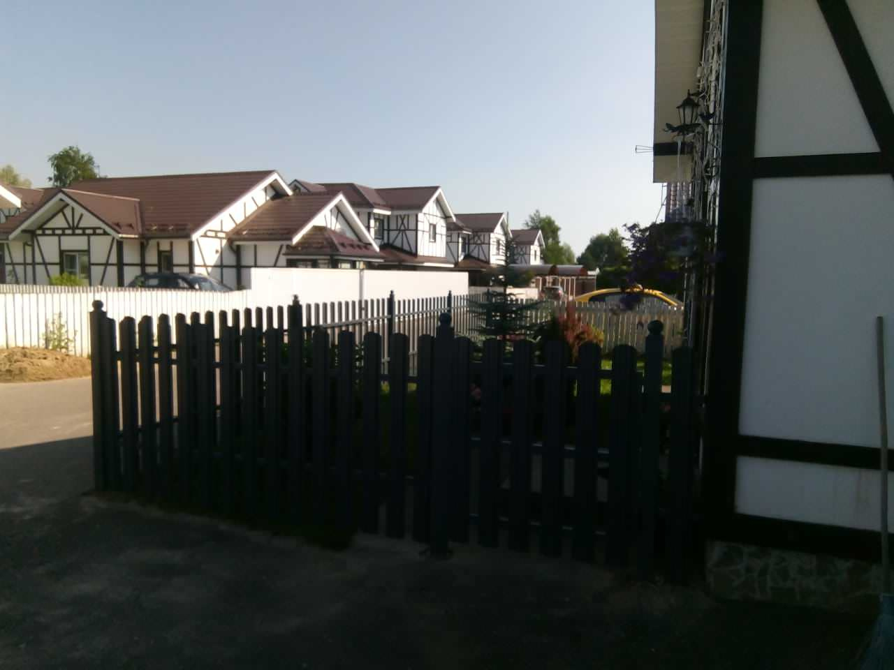 Установка забора из металлического штакетника.