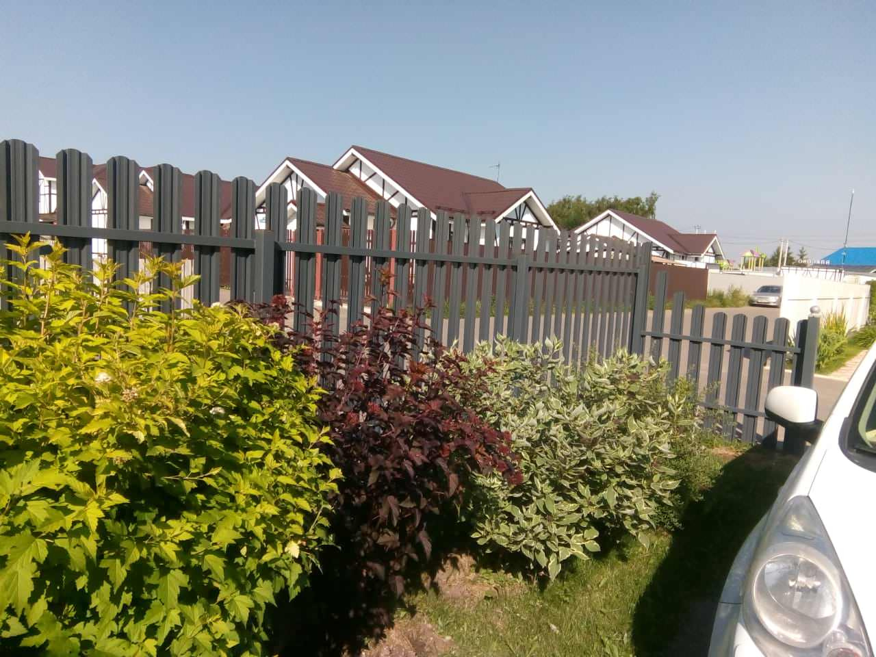 Установка забора из металлического штакетника.