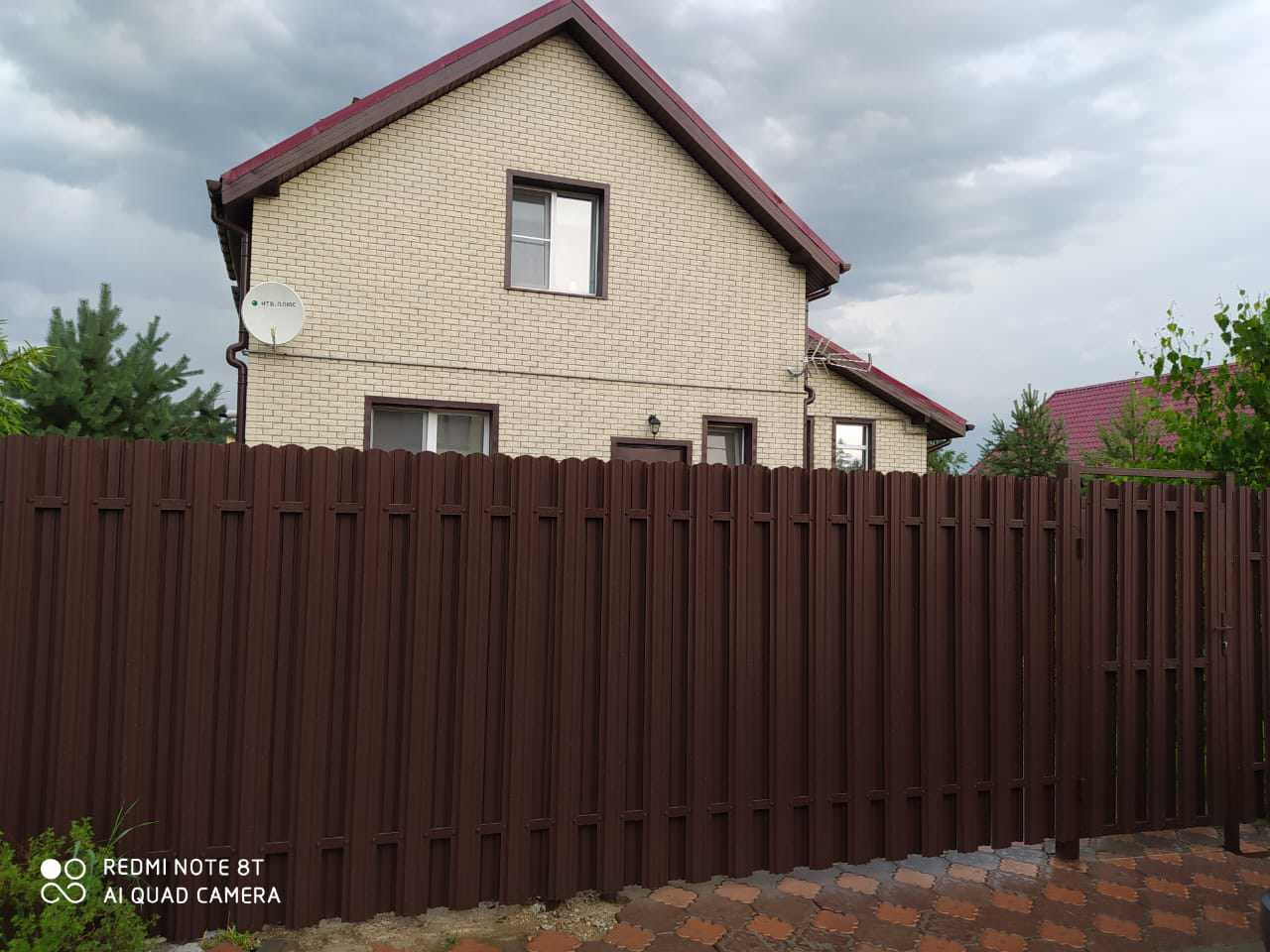 Установка забора из штакетника "Шахматка" с откатными воротами с автоматикой.