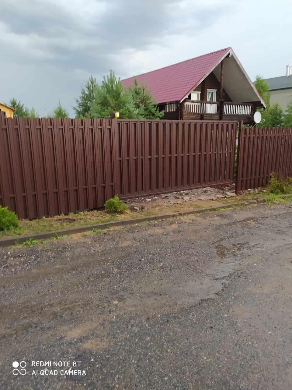 Установка забора из штакетника "Шахматка" с откатными воротами с автоматикой.