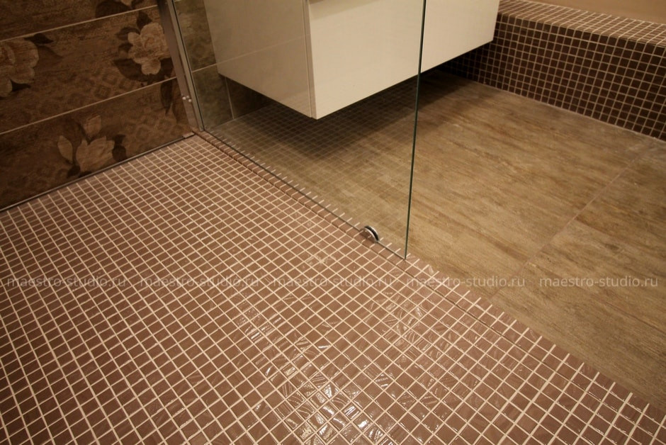 Трап с разуклонкой, выложенный мозайкой