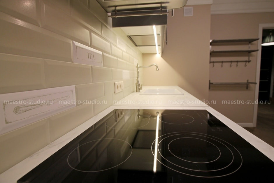 Фартук кухни с подобранной плиткой "кабанчик"