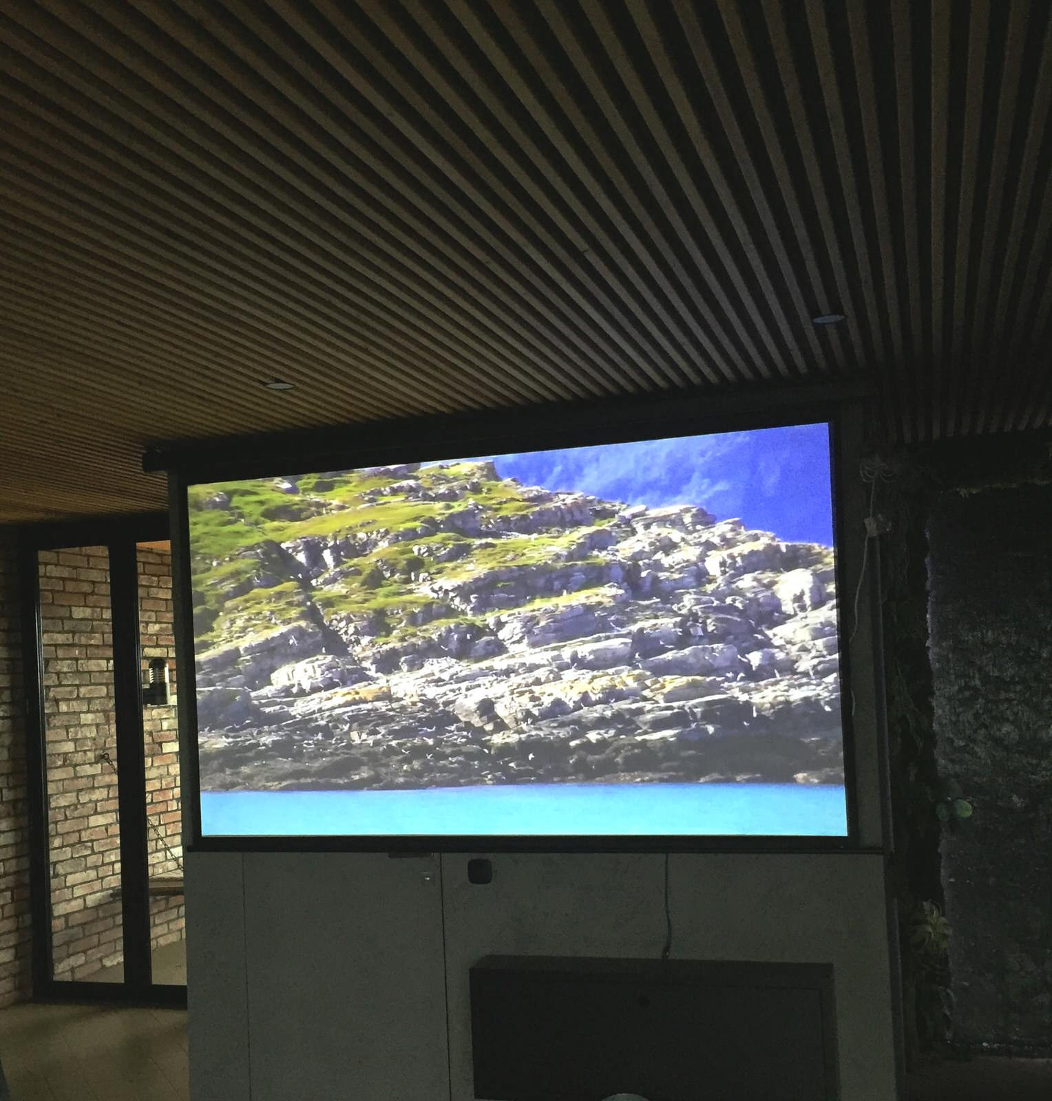 Обложка проекта: Мобильный лазерный проектор для домашних кинопоказов, Краснодар