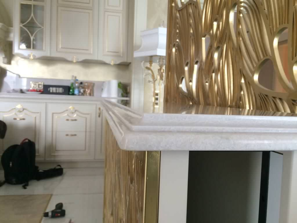 Столешница с подклейкой и фигурным фартуком из нат. кварцита Exclusive White