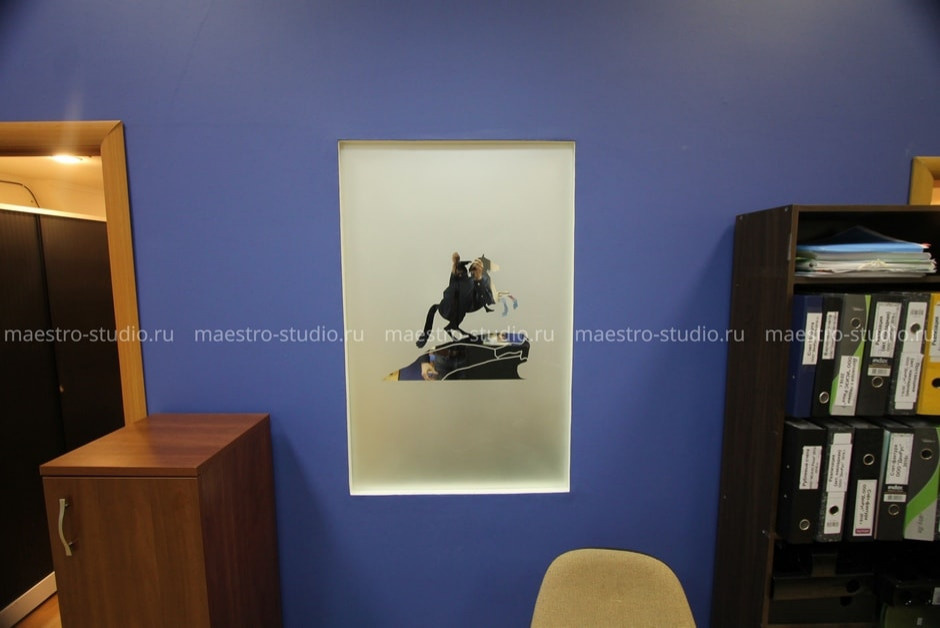 Окно между офисной кухней и помещением