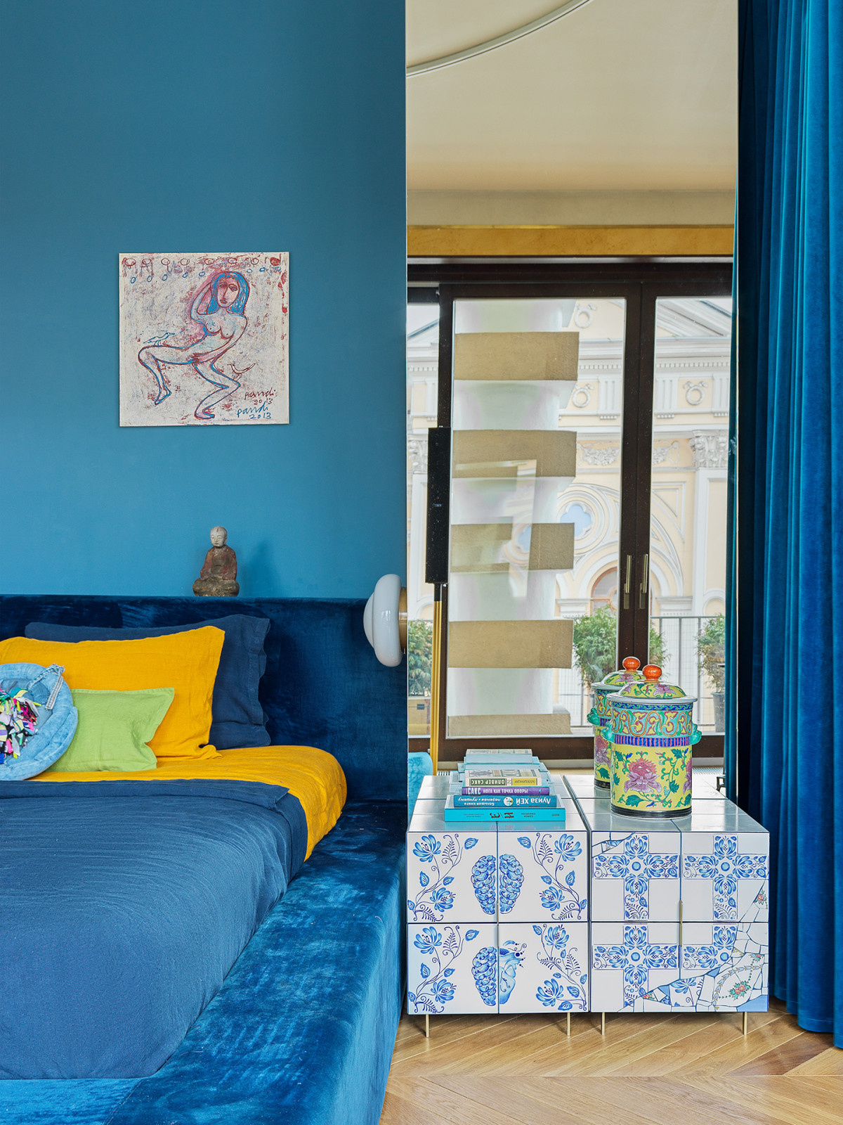 Спальня. Прикроватная тумба, декорированная плиткой