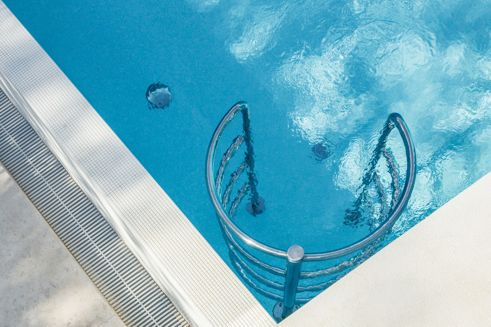 Открытый бассейн infinity в REEF RESIDENCE.