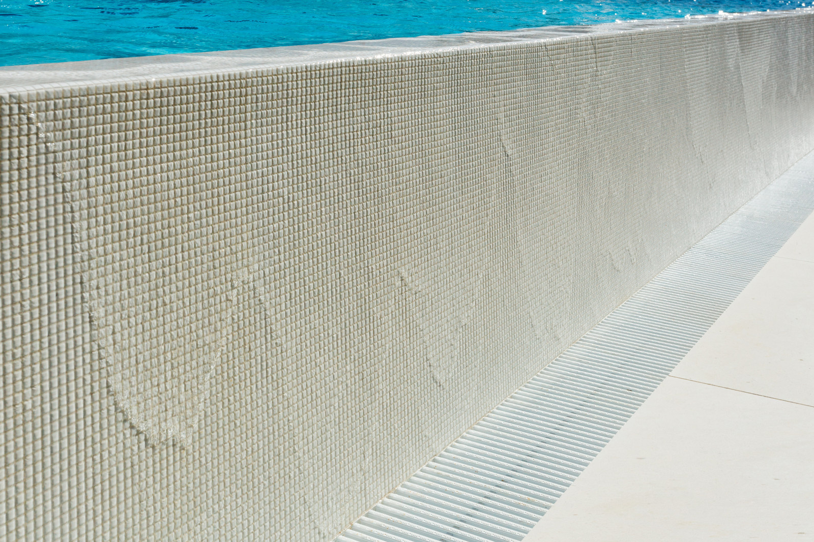 Открытый бассейн infinity в REEF RESIDENCE.