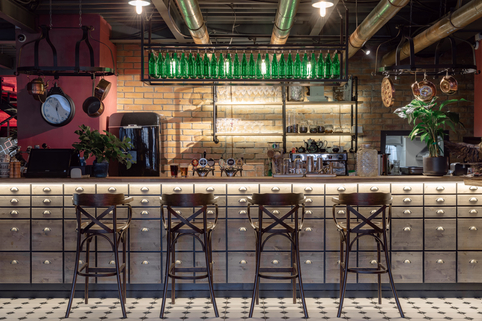 PLATOV PUB