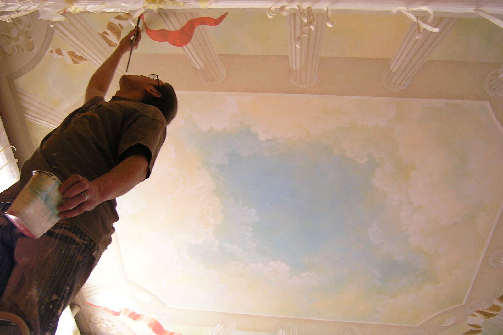 Настенная роспись, роспись потолка в классическом интерьере гостиной.