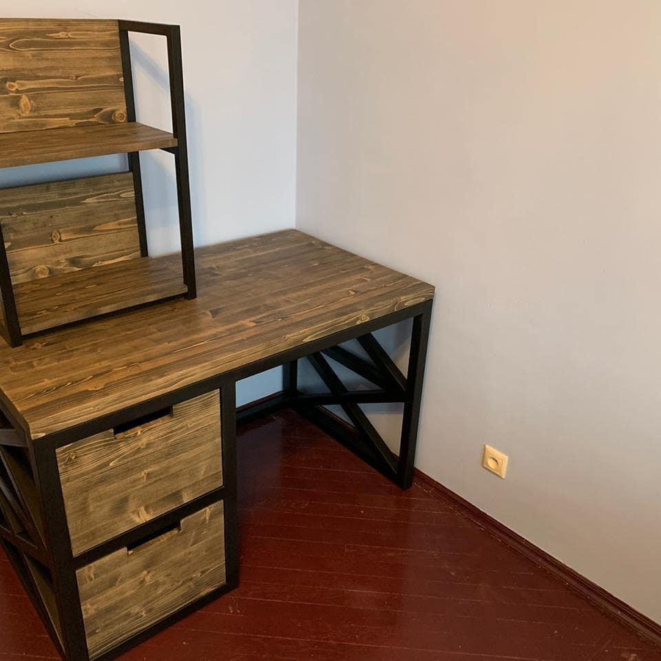 Обложка проекта: Письменный стол с тумбой