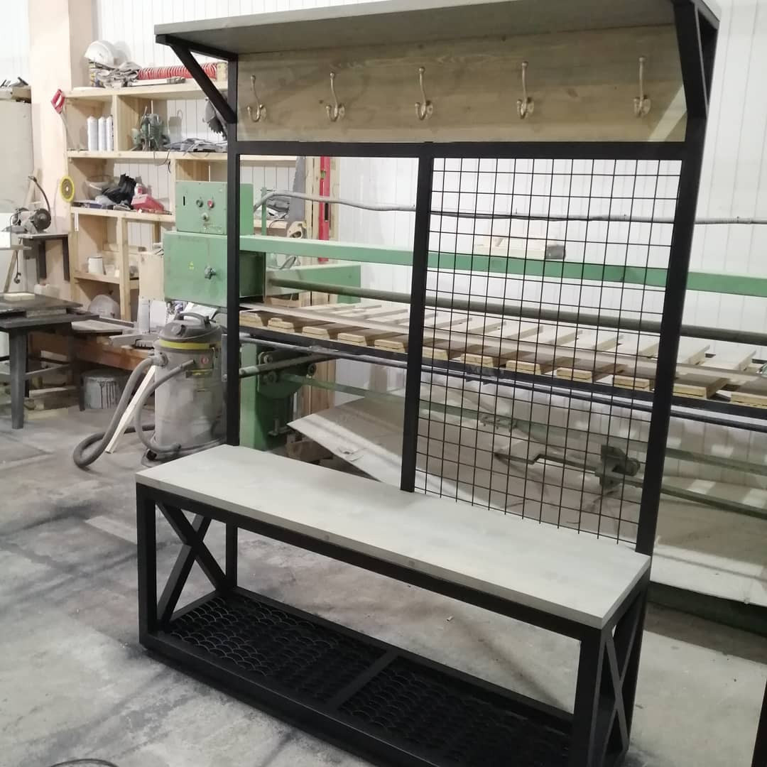 Прихожая из массива сосны