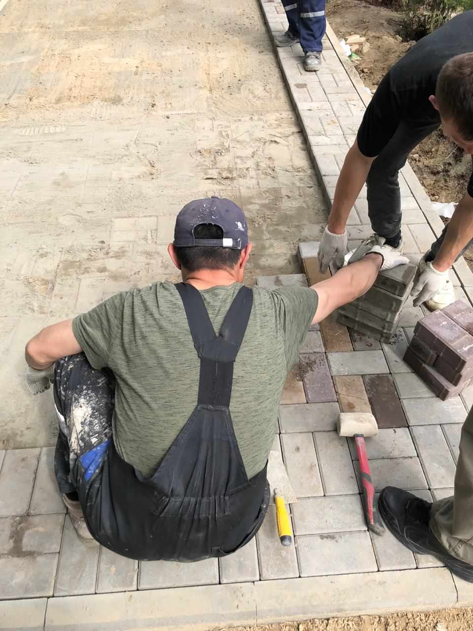 Укладка тротуарной плитки на цементно-песочную смесь