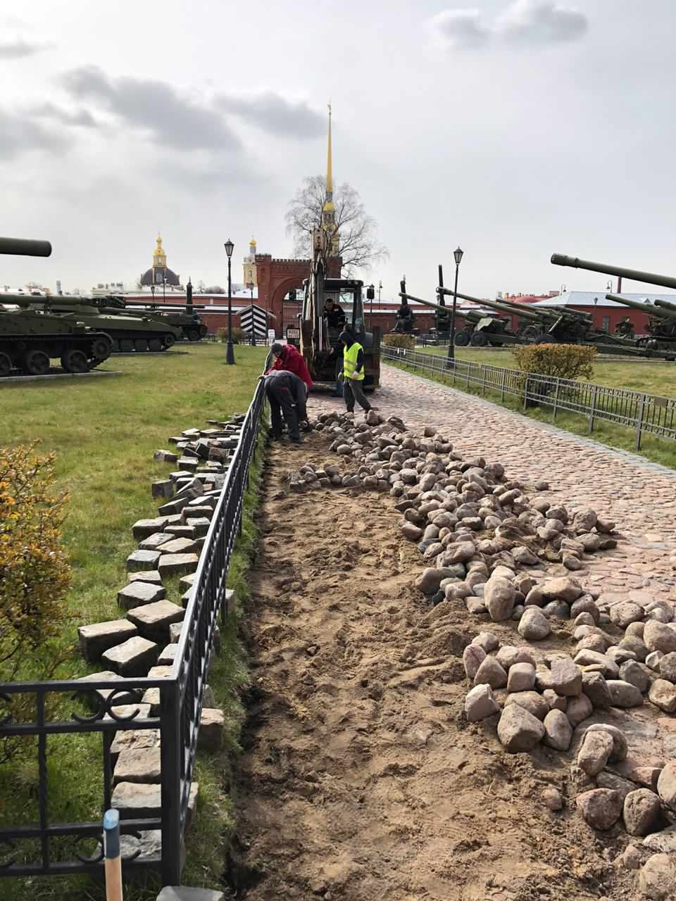 Устройство дорожки для маломобильных групп населения
