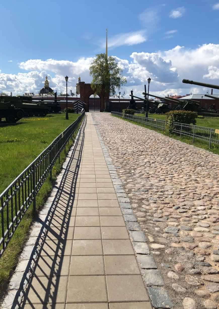 Устройство дорожки для маломобильных групп населения