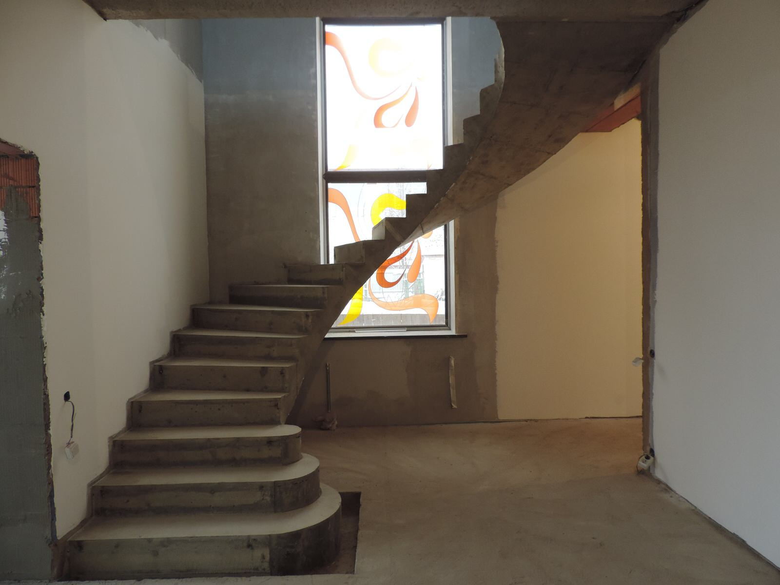 Полувинтовая лестница с пригласительными ступенями