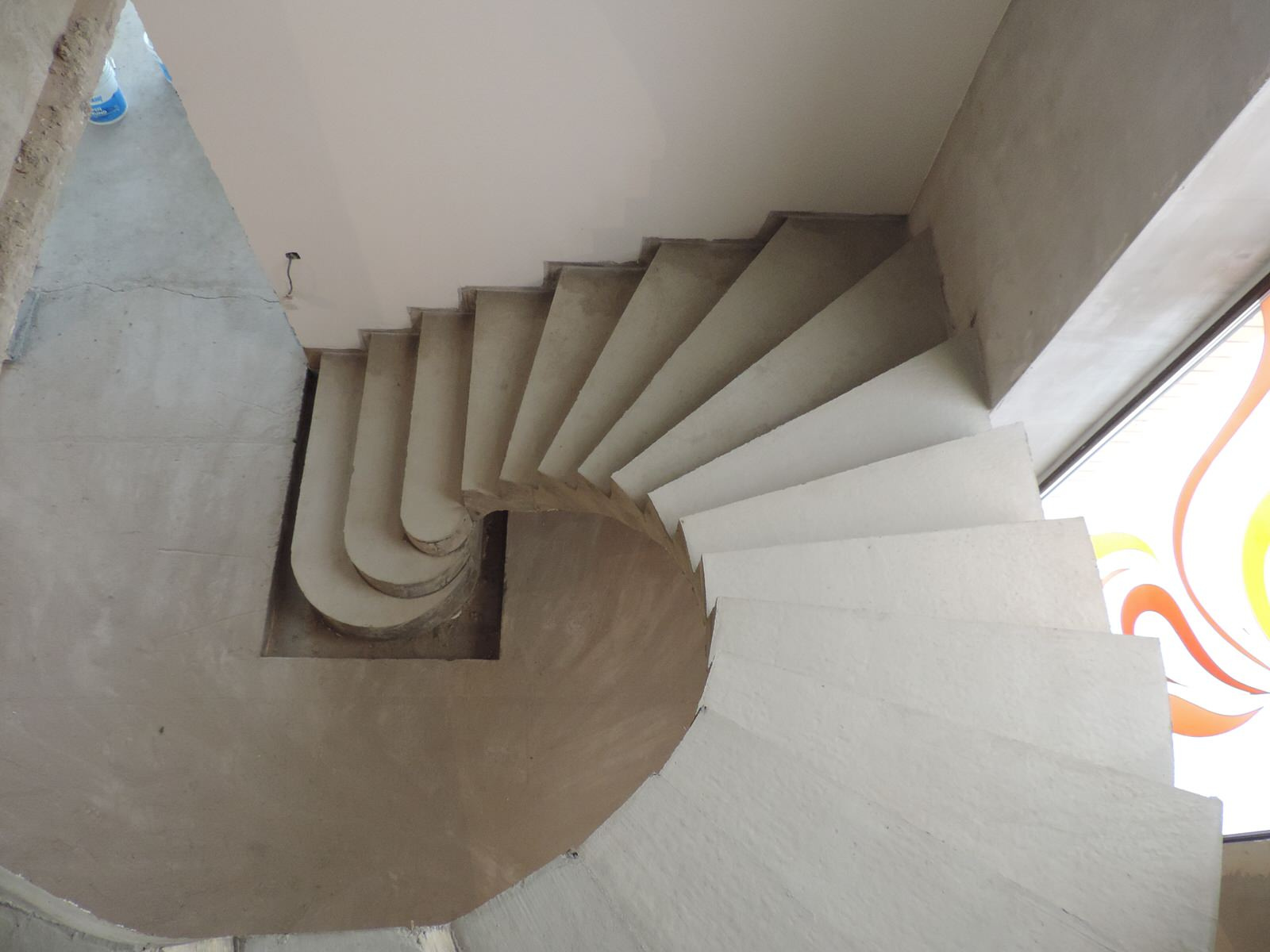 Полувинтовая лестница с пригласительными ступенями