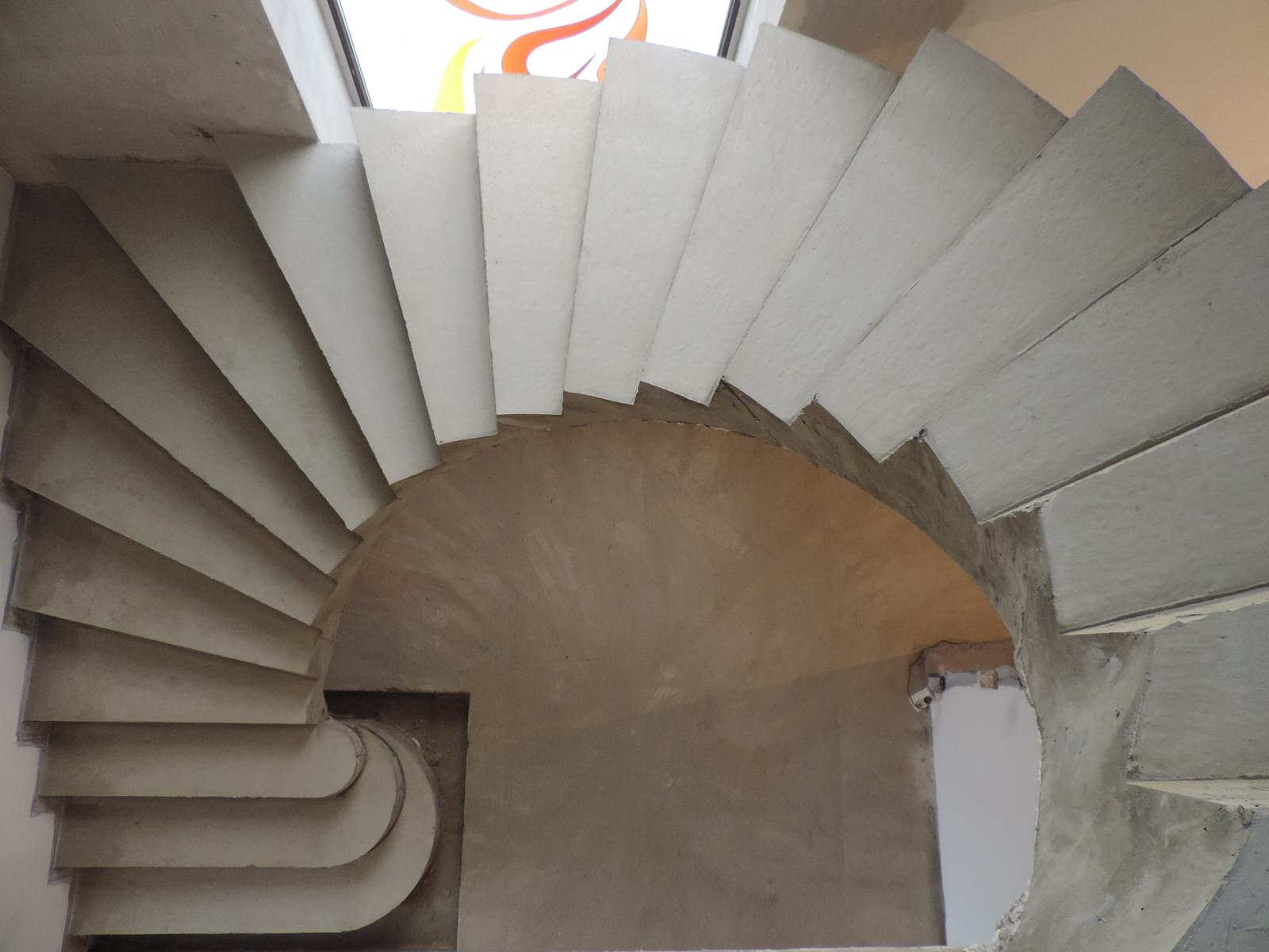 Полувинтовая лестница с пригласительными ступенями