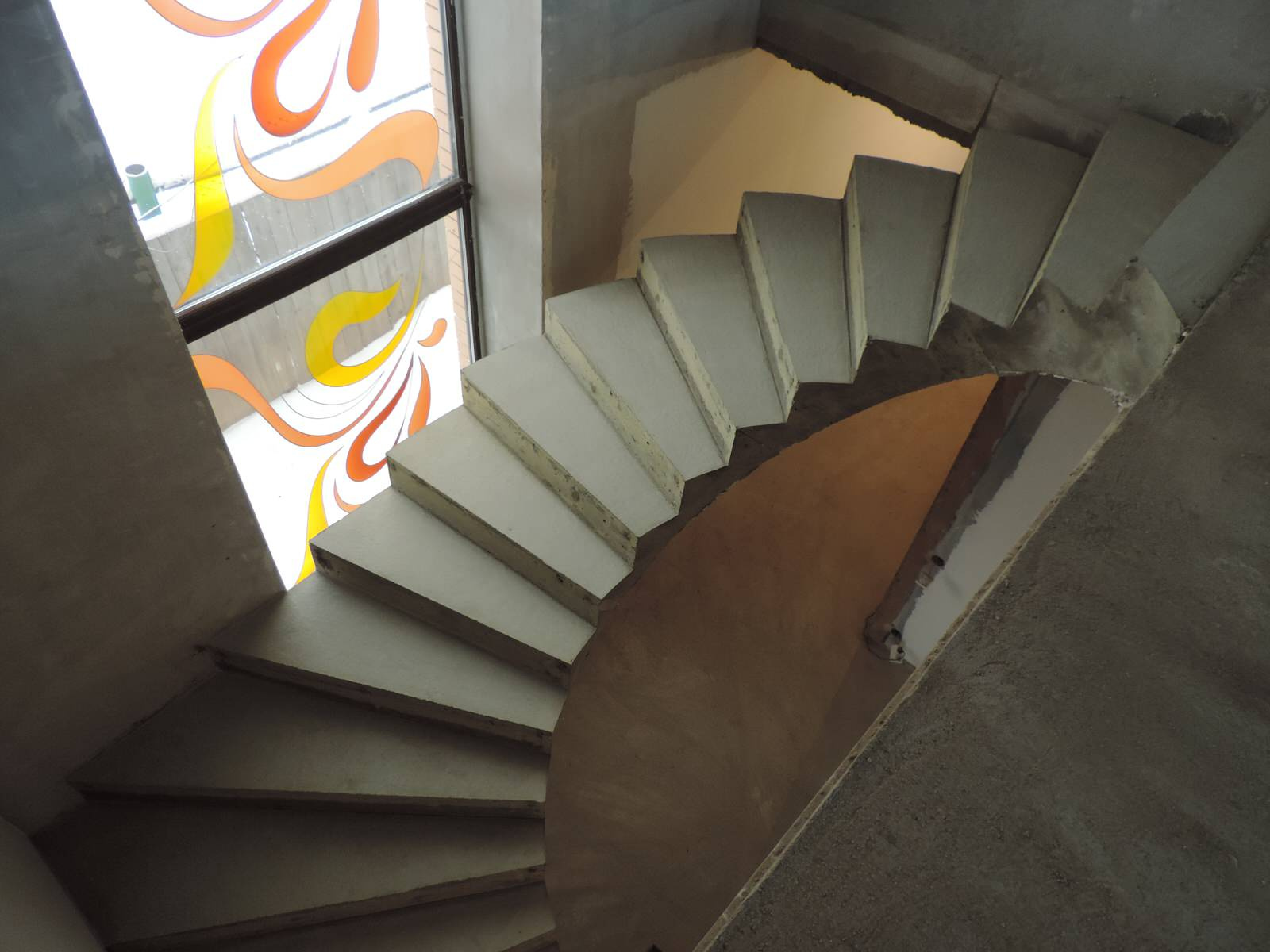 Полувинтовая лестница с пригласительными ступенями