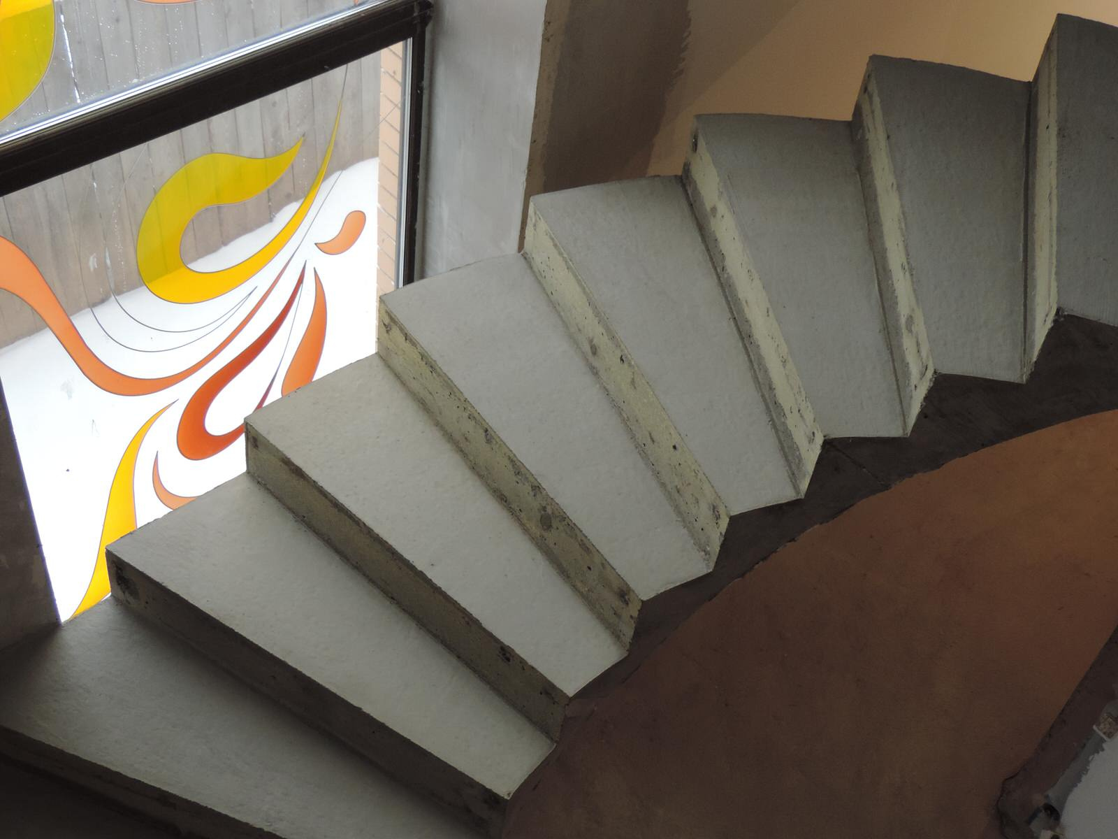 Полувинтовая лестница с пригласительными ступенями