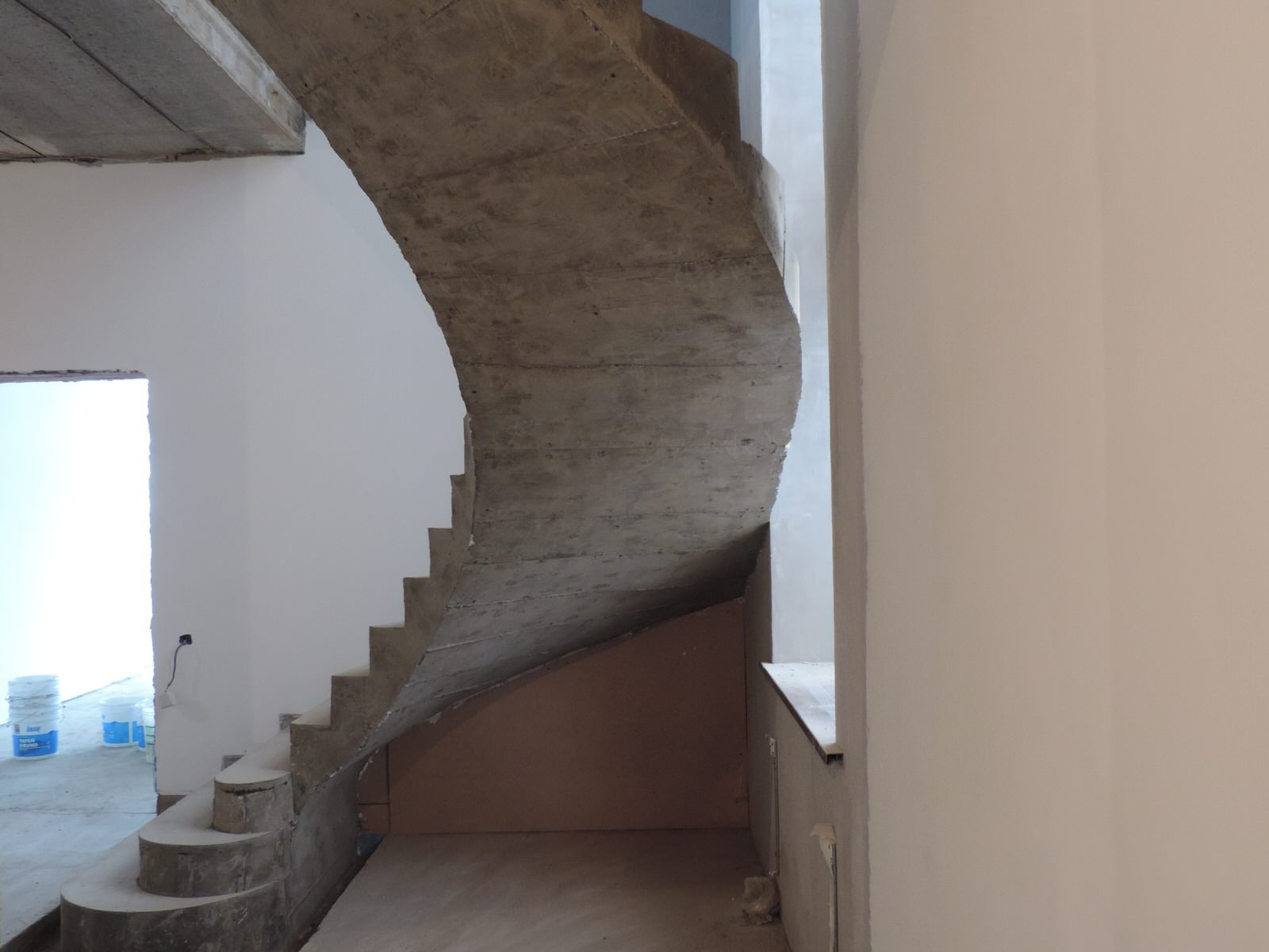 Обложка проекта: Полувинтовая лестница с пригласительными ступенями