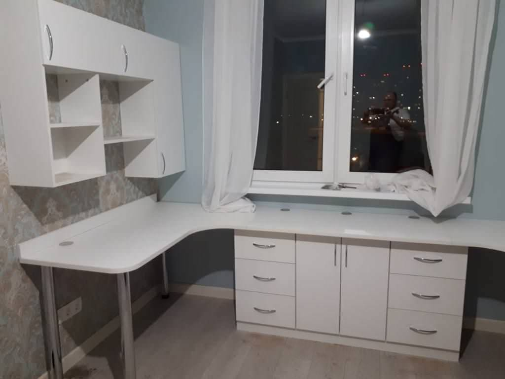 Стол встроенный под окном