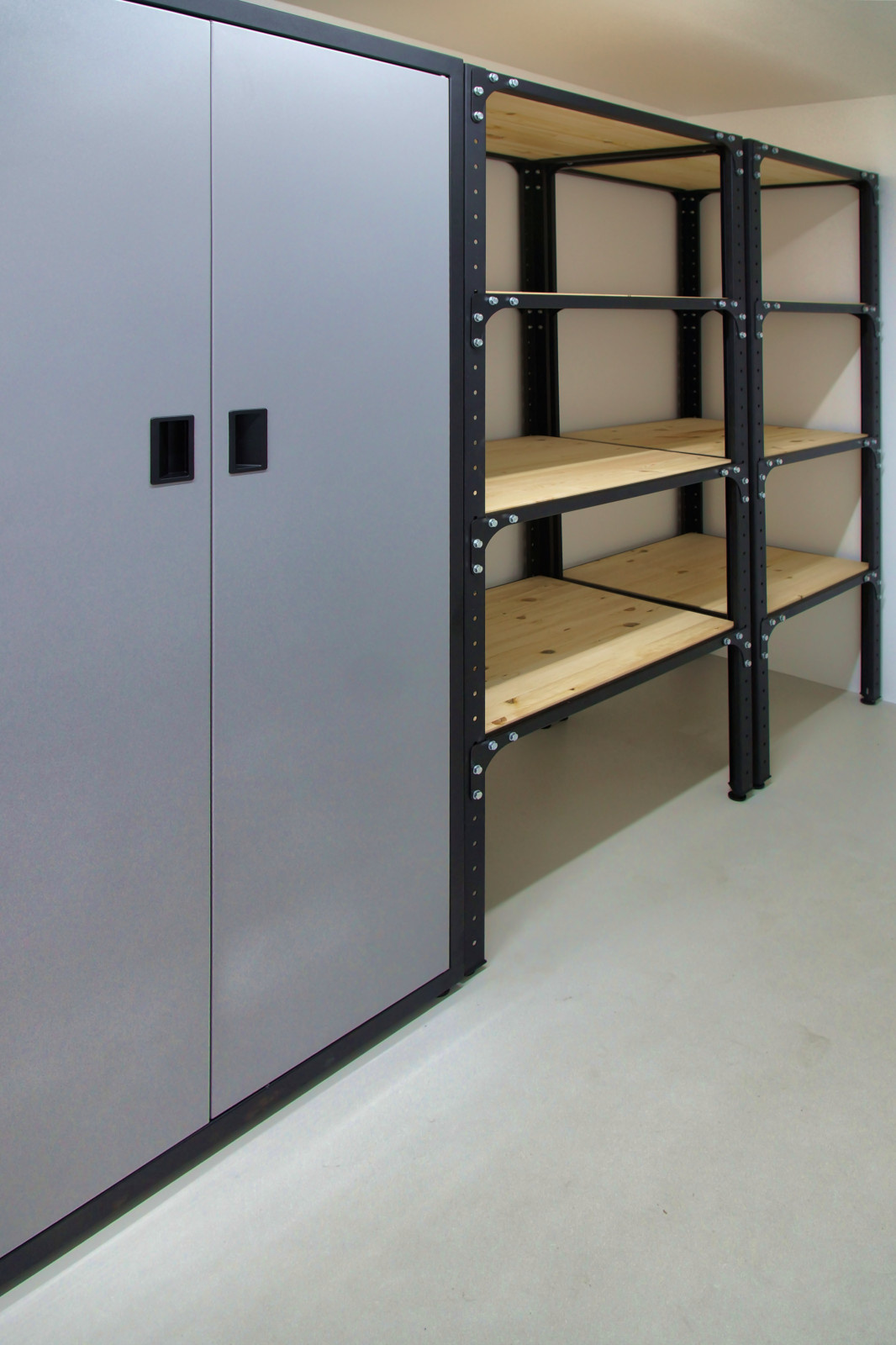 Стеллажи в подвале