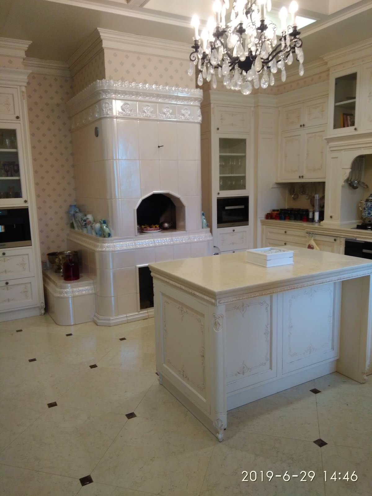 В интерьере кухни-столовой загородного дома