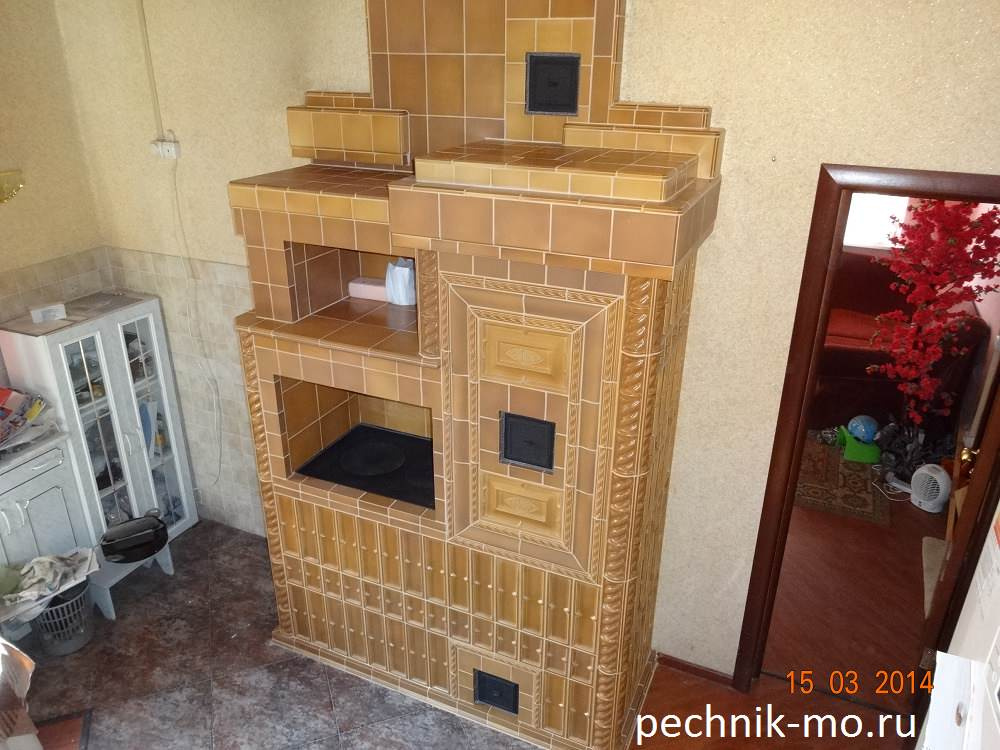 Отопительно-варочная печь. Построена в 2009г. В 2014г. облицована изразцами.