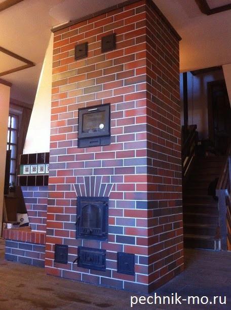 Отопительная печь с духовой камерой. Отделка - керамическая плитка  "Feldhaus"