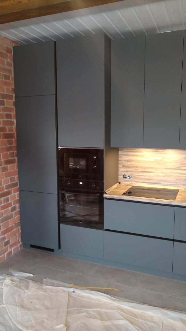 Кухня в материале Fenix с профилем Gola