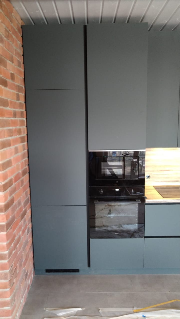 Кухня в материале Fenix с профилем Gola