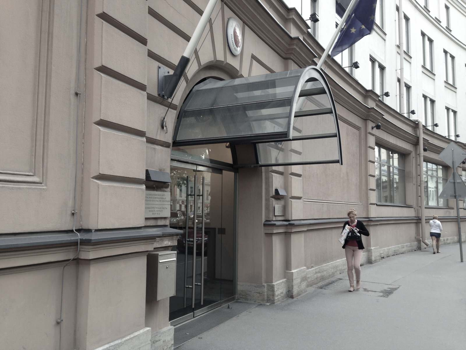 Цельно-стеклянная входная группа в Генеральное консульство Финляндии