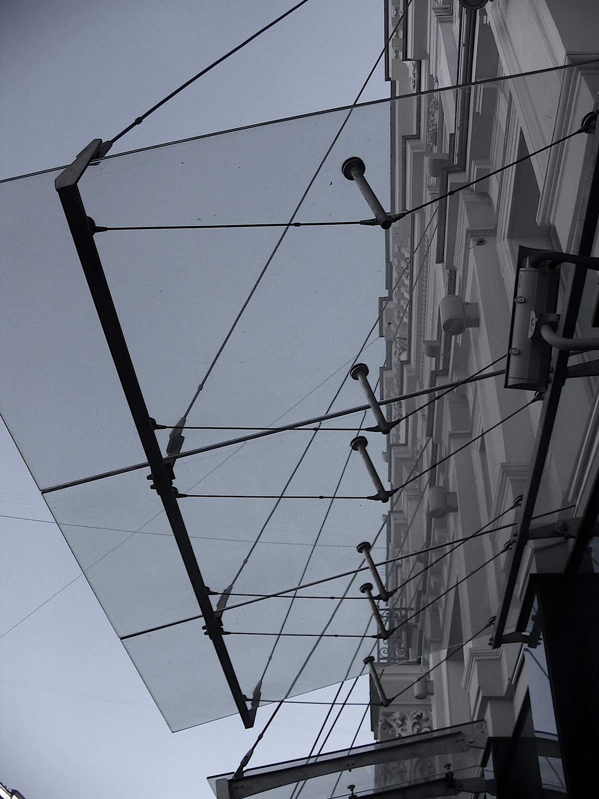 Цельностеклянный козырёк