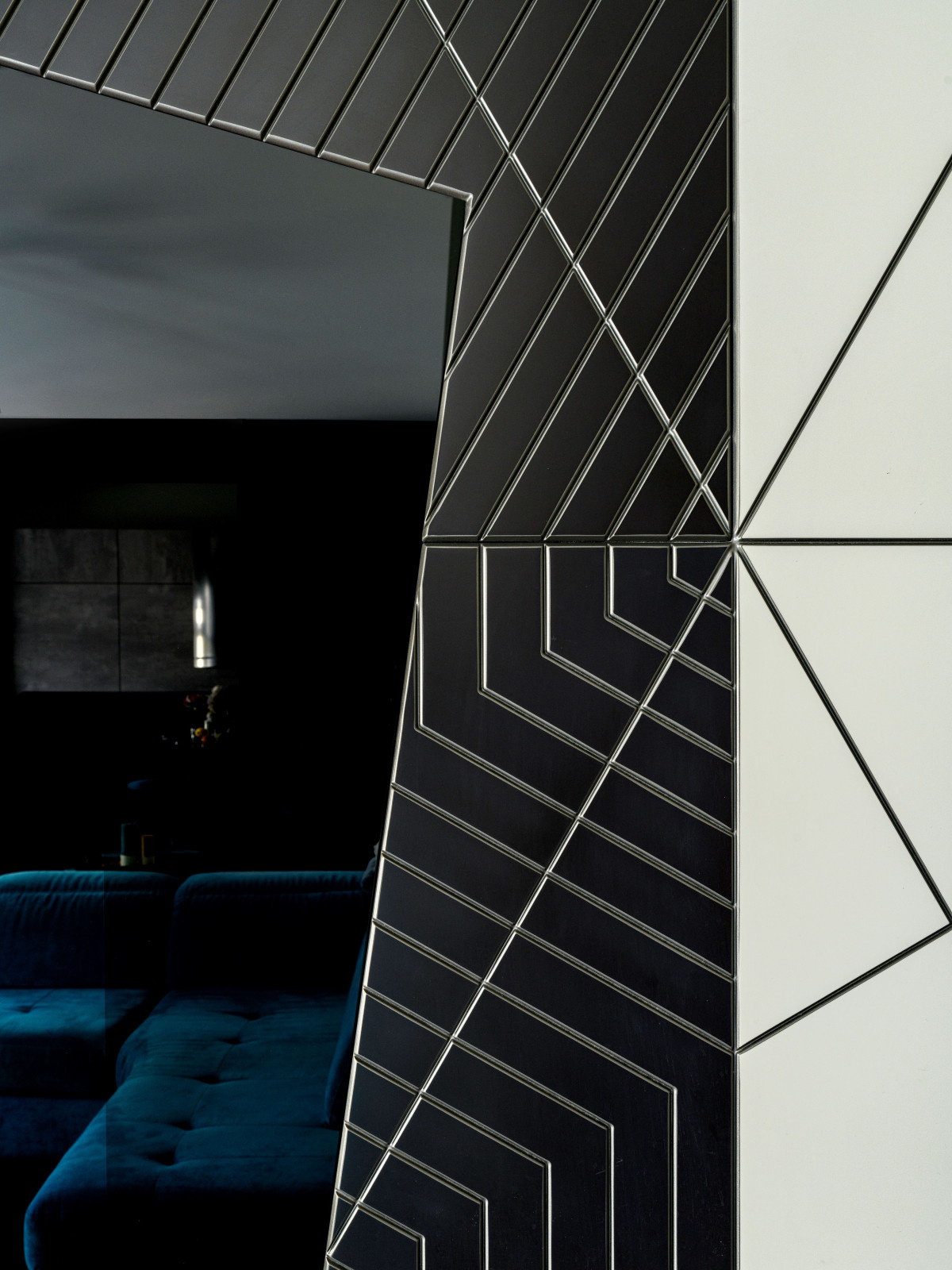 Встроенный телевизор за стекло и дизайнерские панели Leto