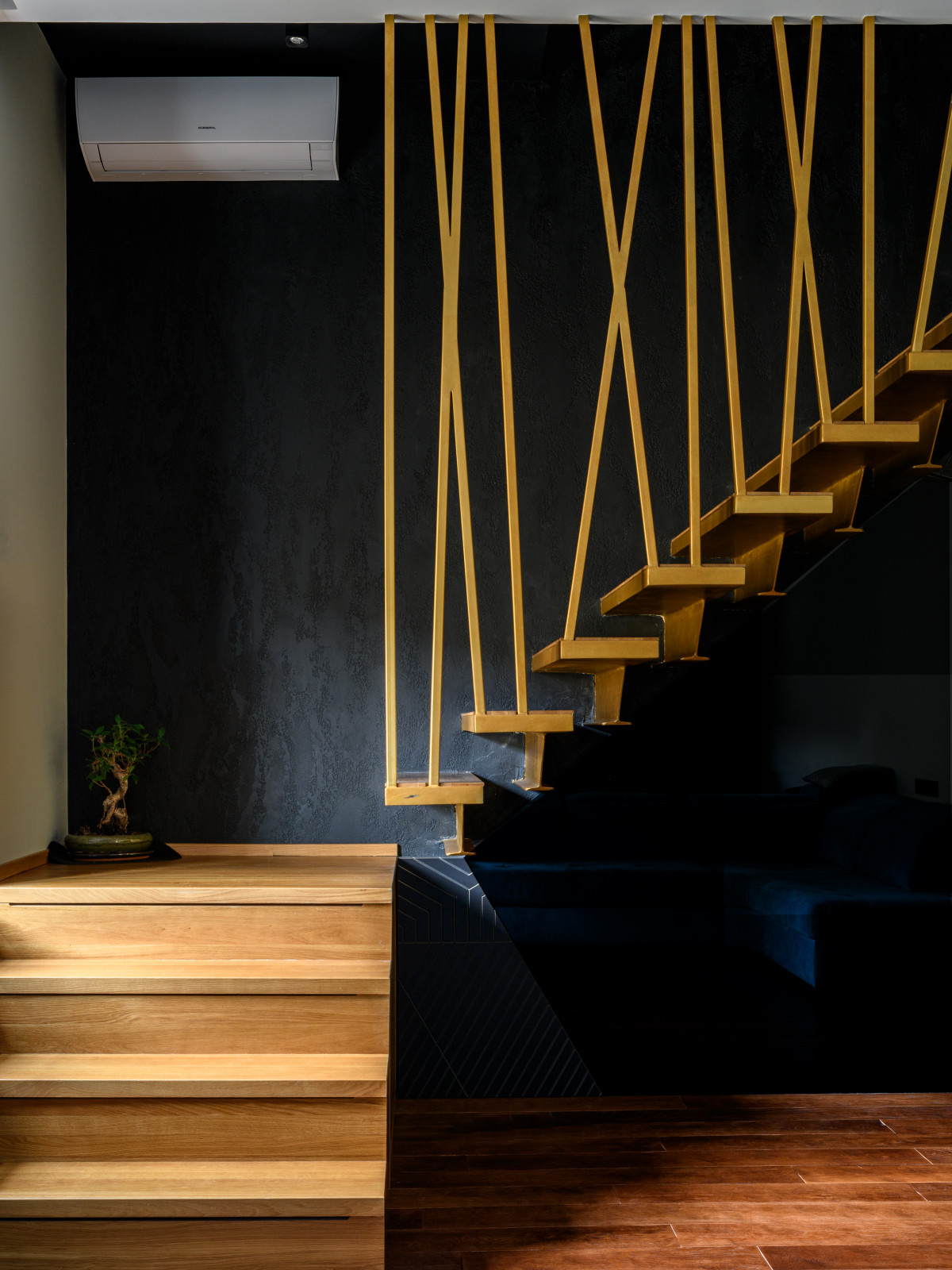 Встроенный телевизор за стекло и дизайнерские панели Leto