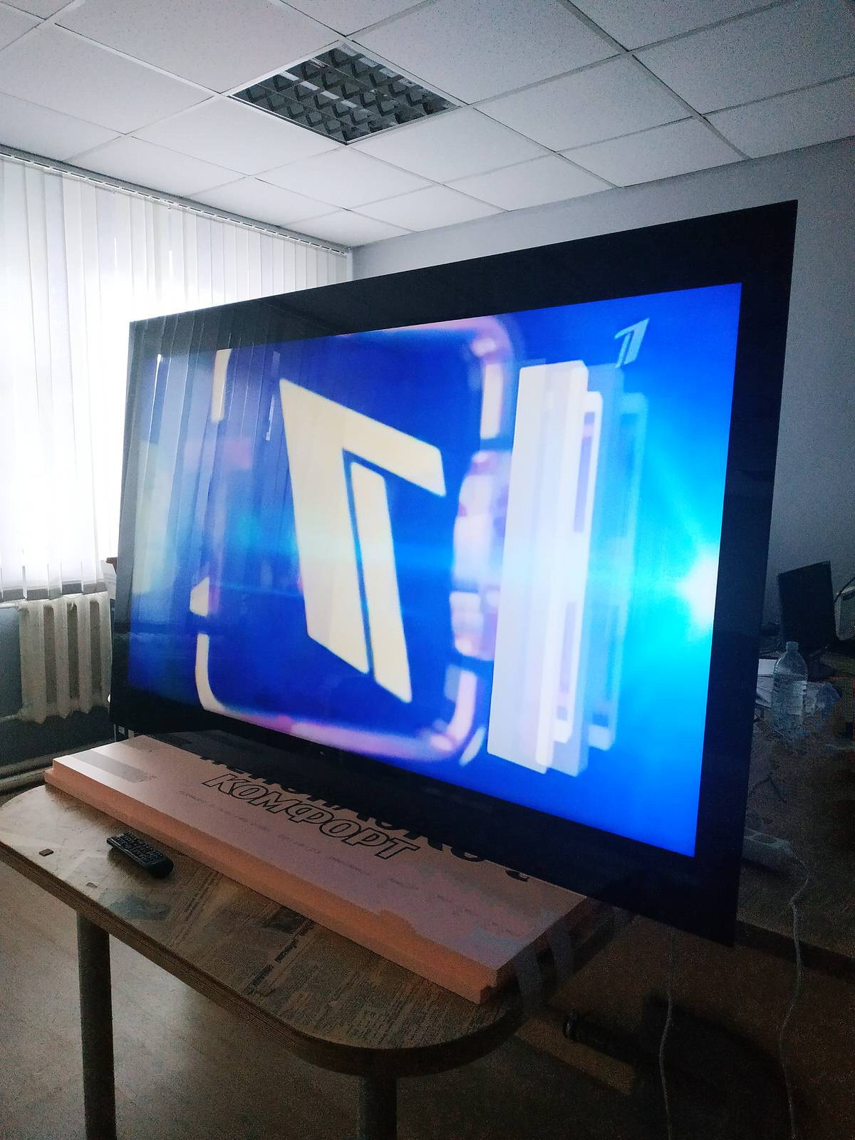 Mirrotech. Телевизор в черном стеклянном панно