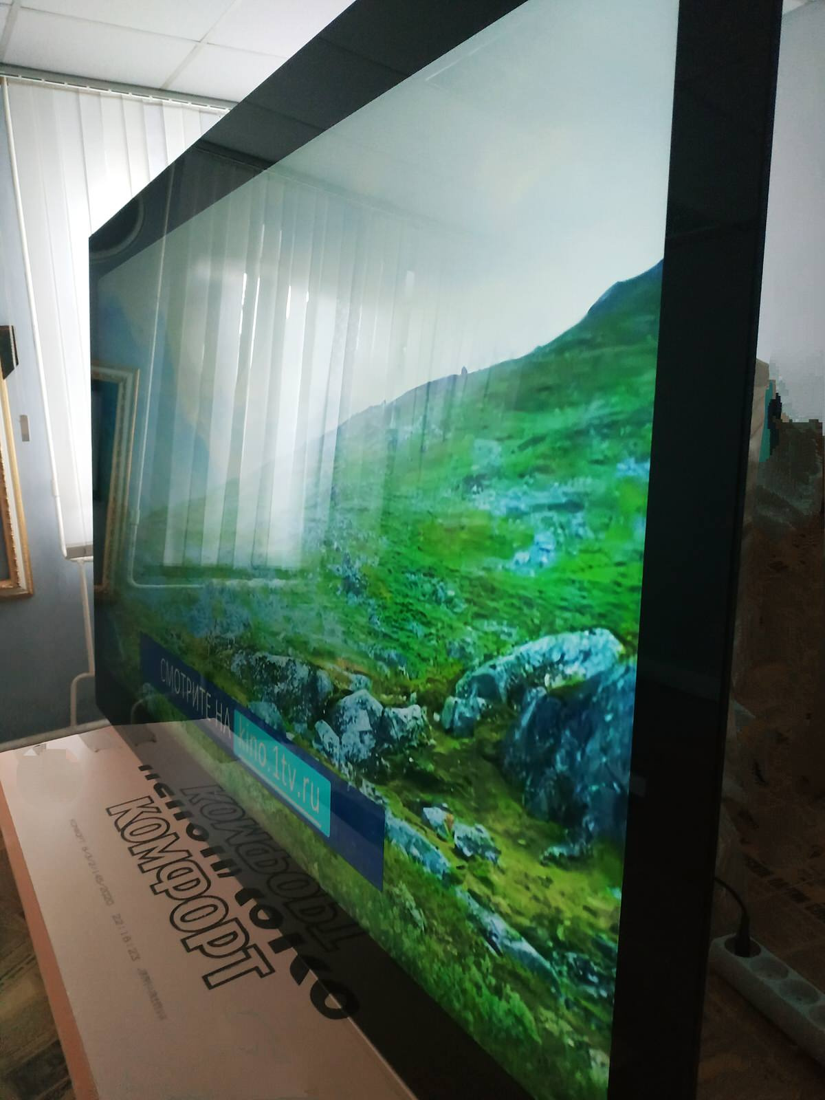 Mirrotech. Телевизор в черном стеклянном панно