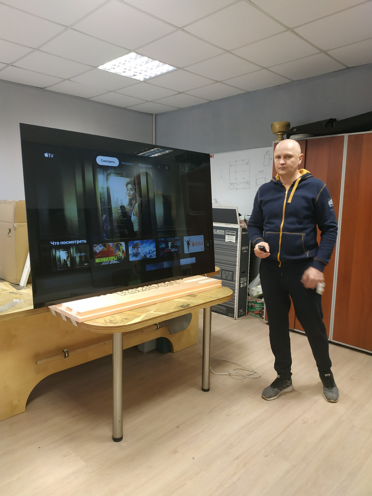 Mirrotech. Телевизор в черном стеклянном панно