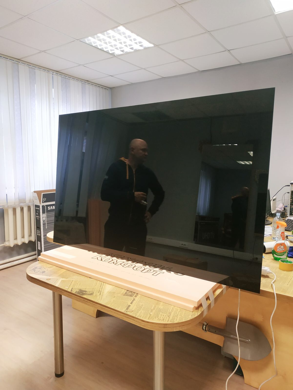 Mirrotech. Телевизор в черном стеклянном панно