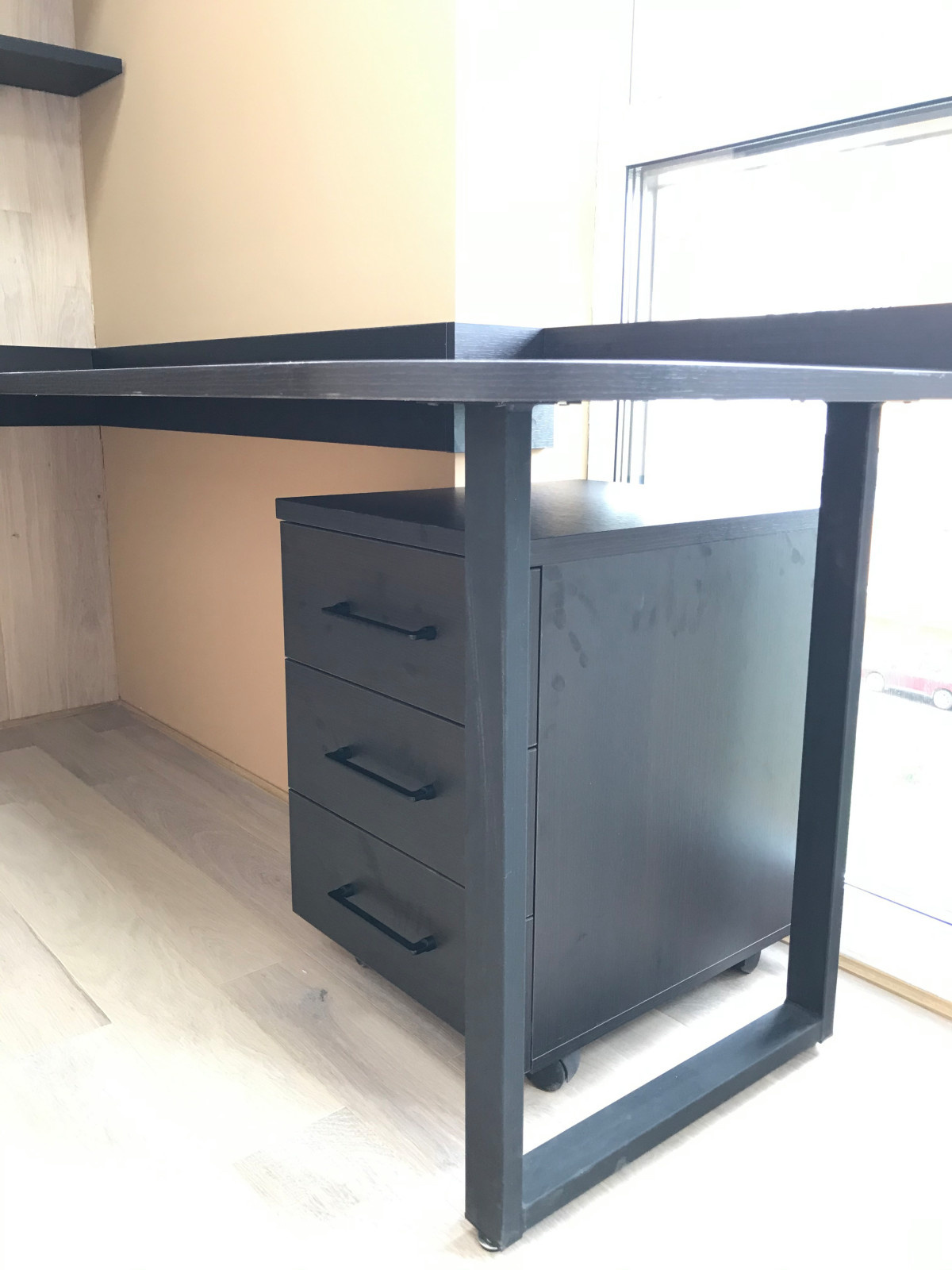 Встроенный стол на балконе