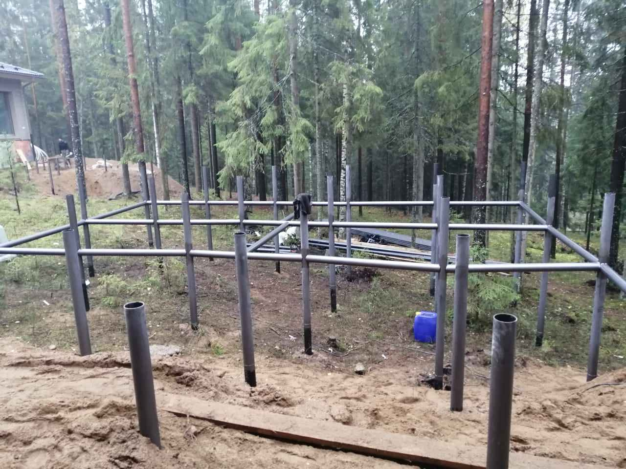 Террасы у дома в лесу