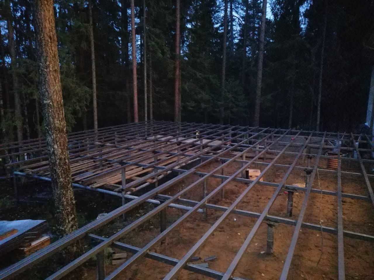 Террасы у дома в лесу