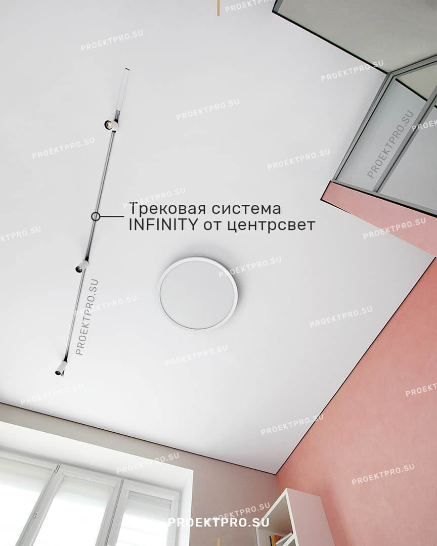 Трек установлен в натяэжной потолок