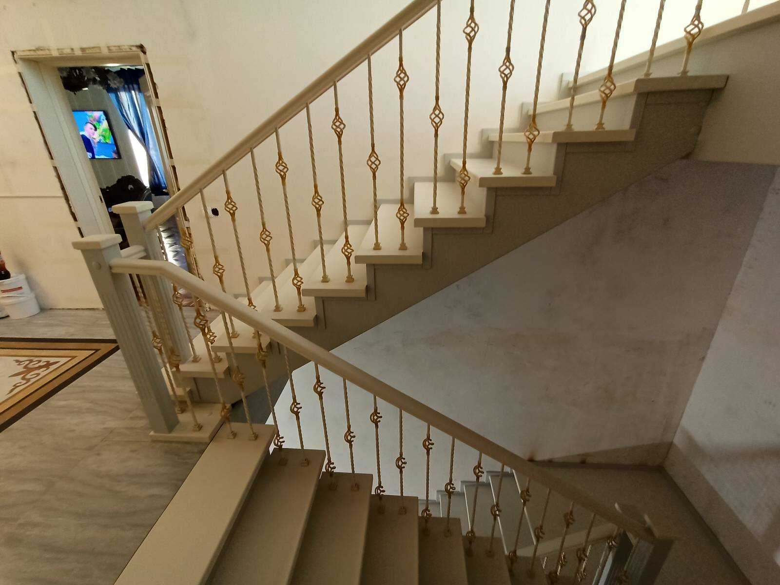 Лестница с первого по третий этаж