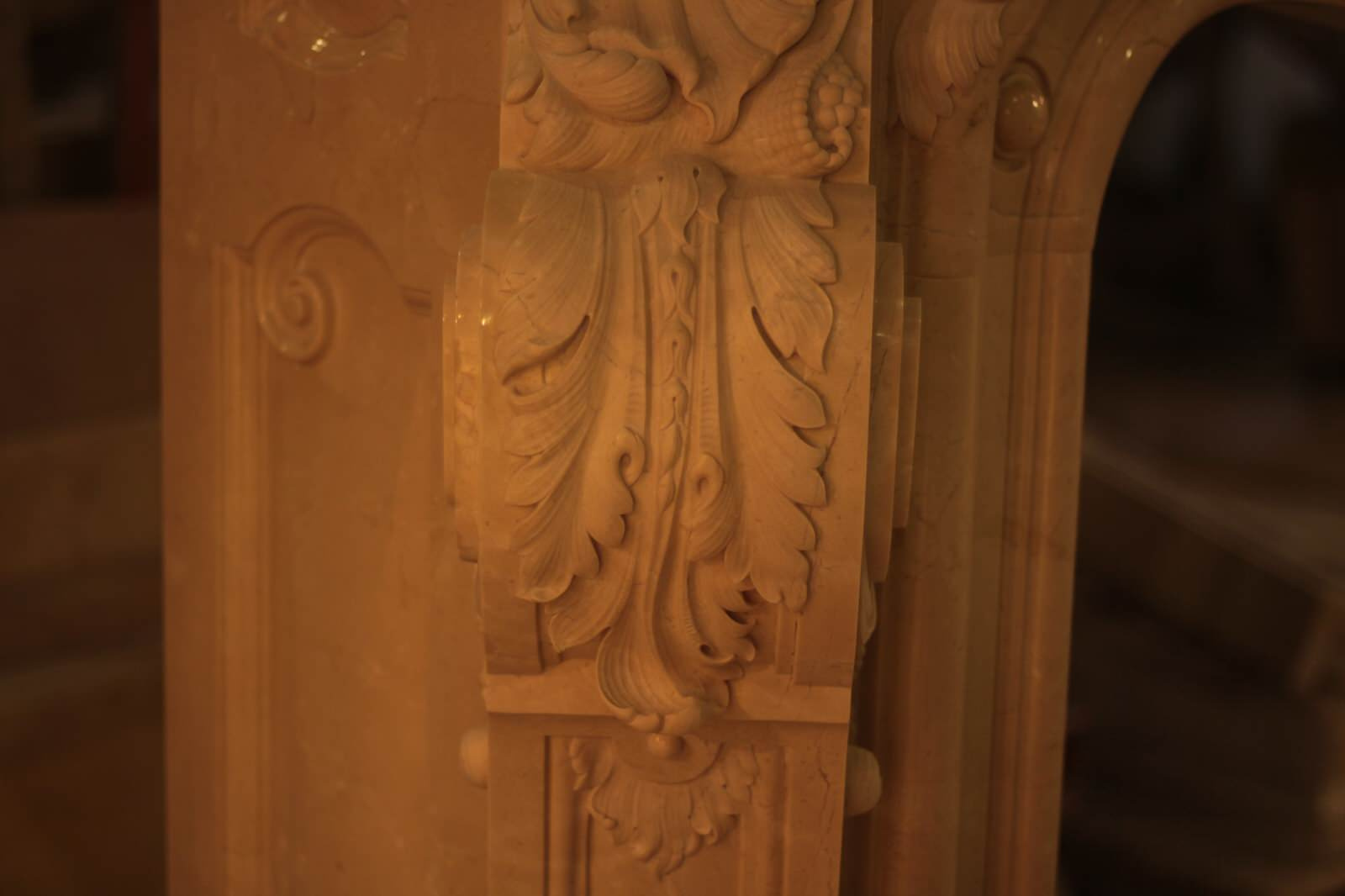 Портал камина. Мрамор Crema Marfil (Испания).