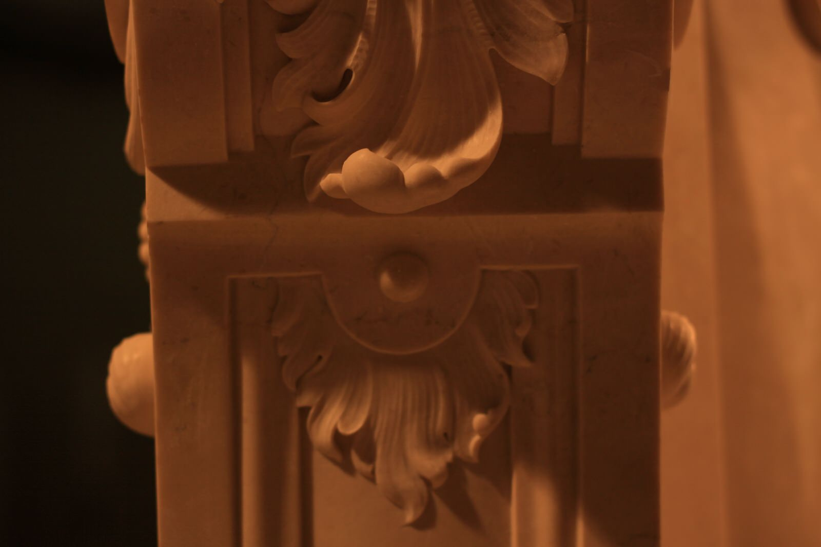 Портал камина. Мрамор Crema Marfil (Испания).