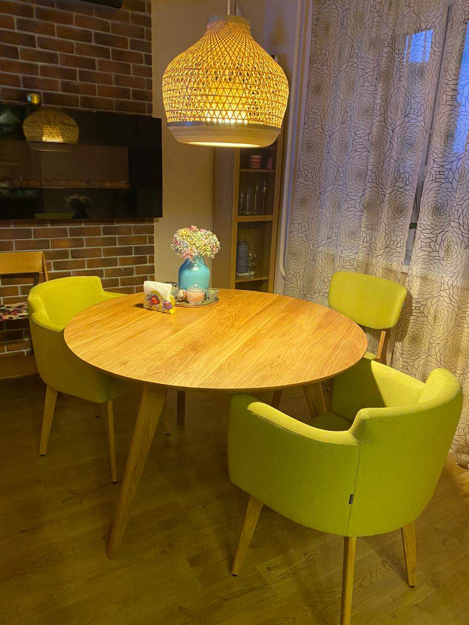 Круглый обеденный стол в скандинавском стиле