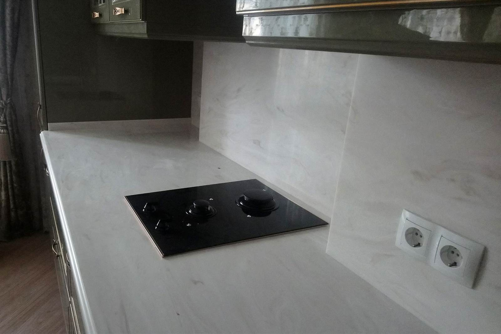 Столешница с кухонным фартуком из искусственного камня Corian Sand Storm