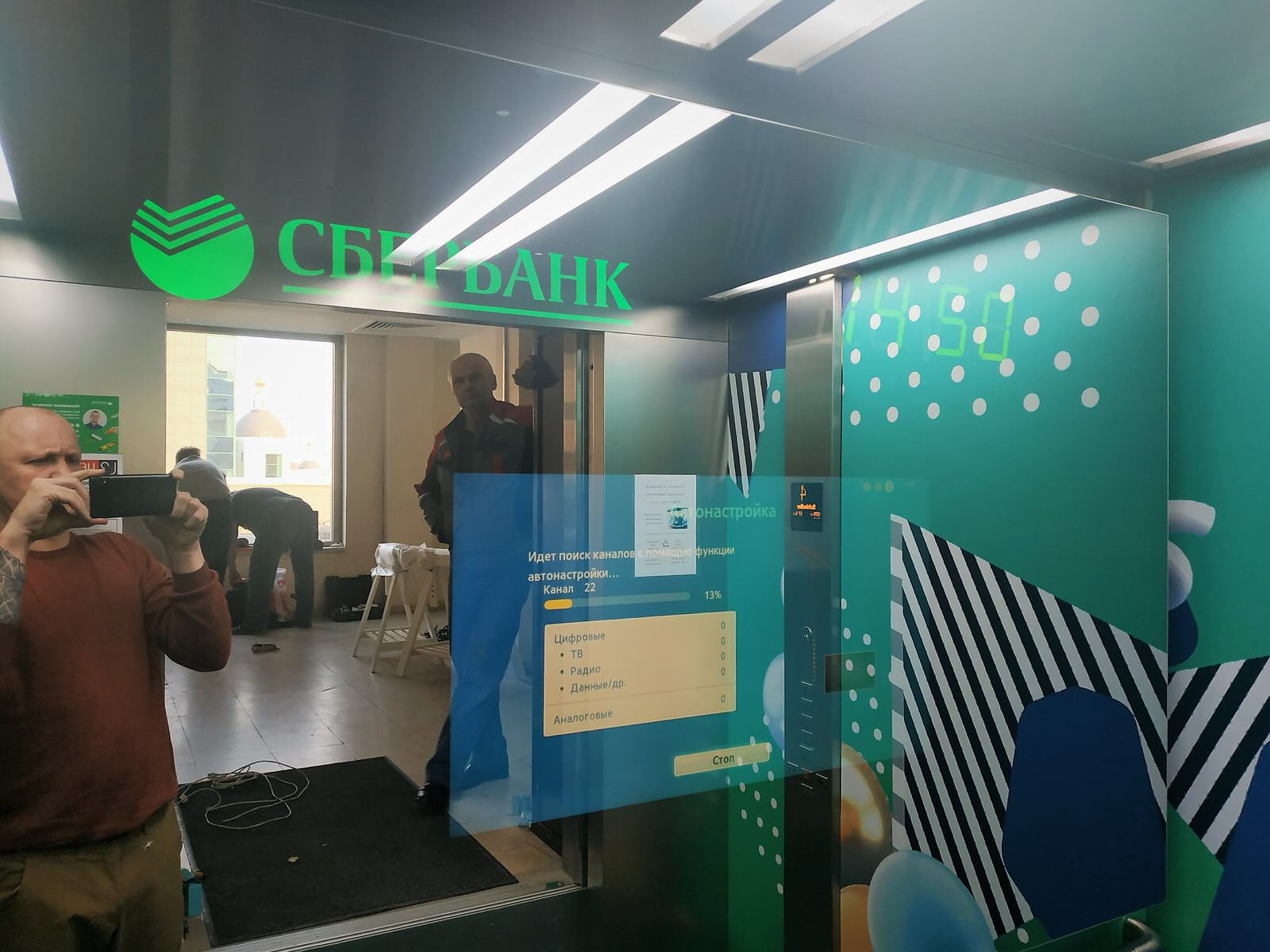 Зеркало телевизор в лифте Сбербанка РФ